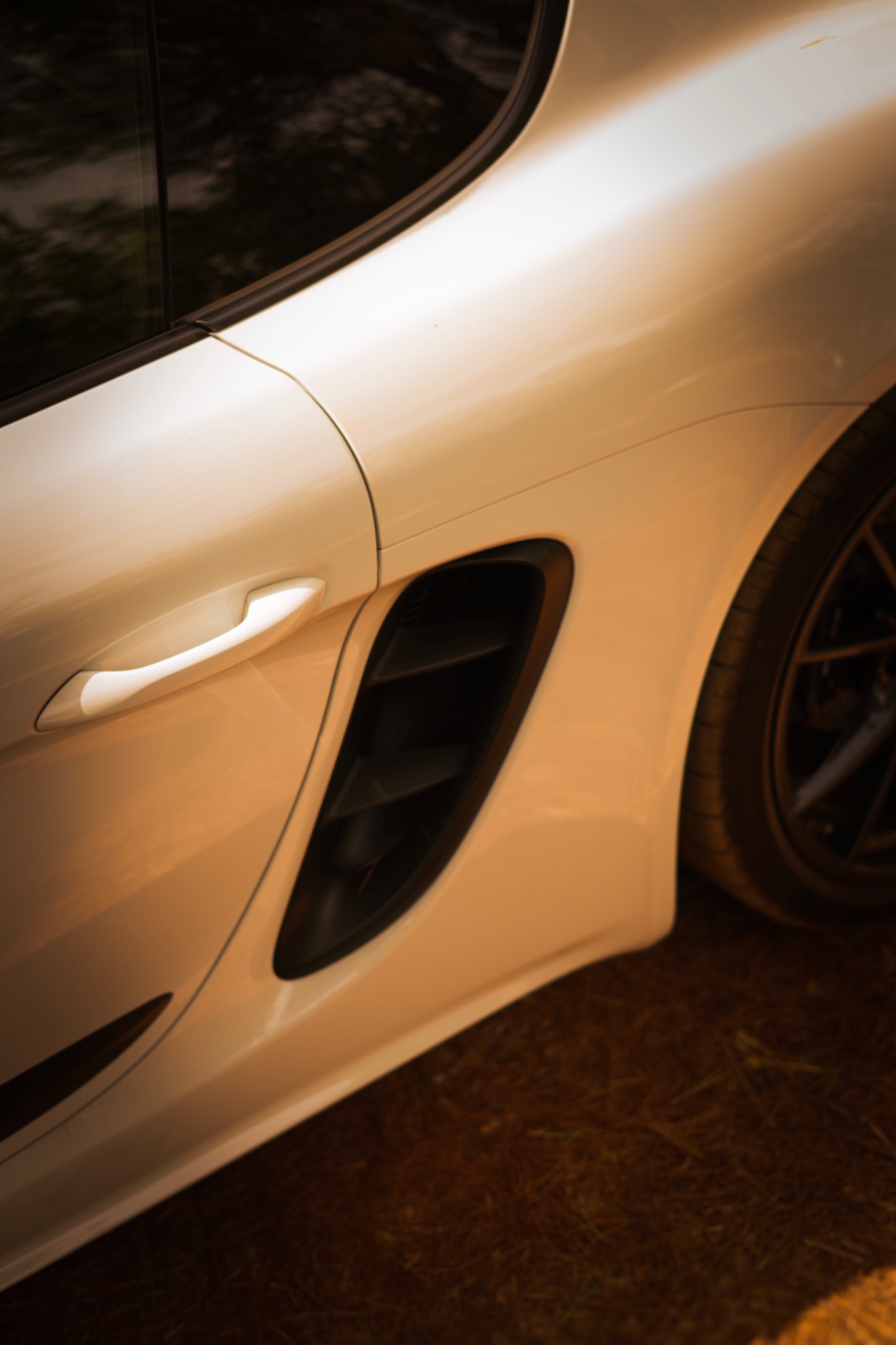 Porsche side intake and body contour